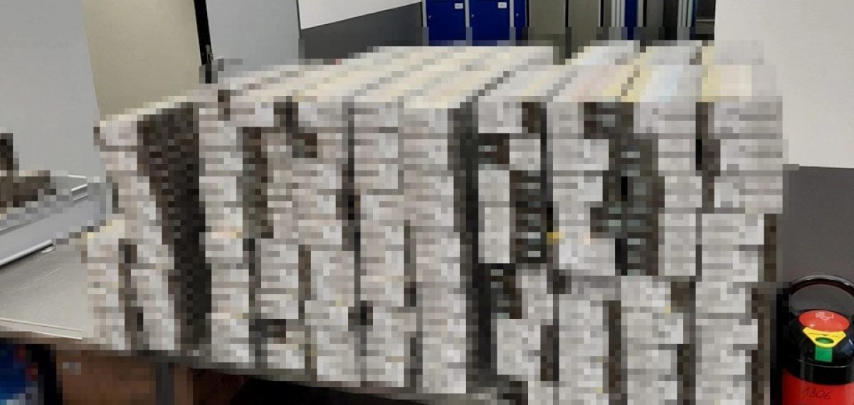 Köln/Bonn Havalimanı’nda 12 valizde yaklaşık 57 bin paket kaçak sigara ele geçirildi