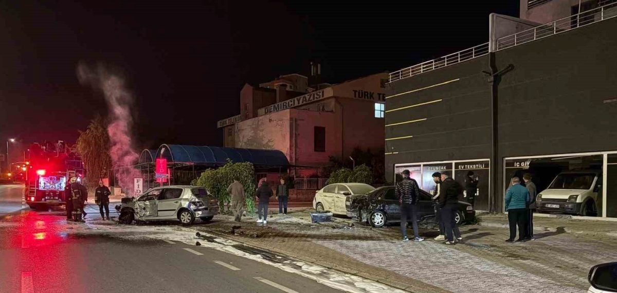 Kontrolden çıkan otomobil üç araca çarparak alev aldı iki kişi yaralandı