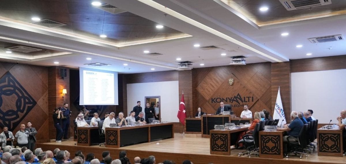 Konyaaltı Belediye Başkanı Cem Kotan CHP’den istifa etti, mecliste gerginlik yaşandı