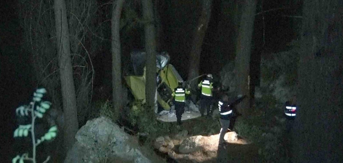 Konyaaltı’nda uçuruma yuvarlanan araçta 3 kişi yaşamını yitirdi