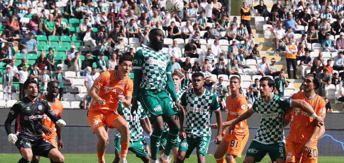Konyaspor ile Başakşehir arasında golsüz eşitlikle geçen ilk yarı