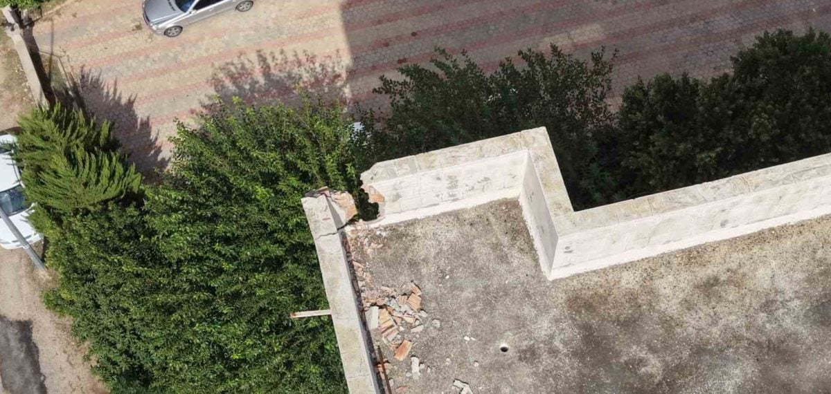 Kozan’da yıldırım çatıya düştü araçlara ve vericilere zarar verdi
