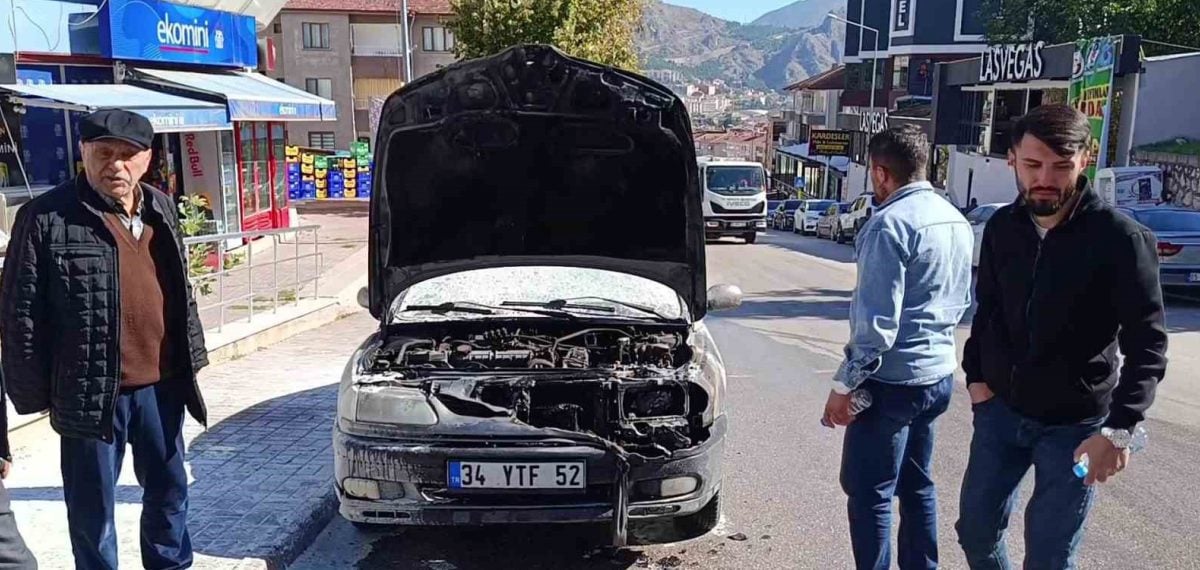 KPSS’ye giden gencin park ettiği otomobil alev aldı polis yangını söndürdü