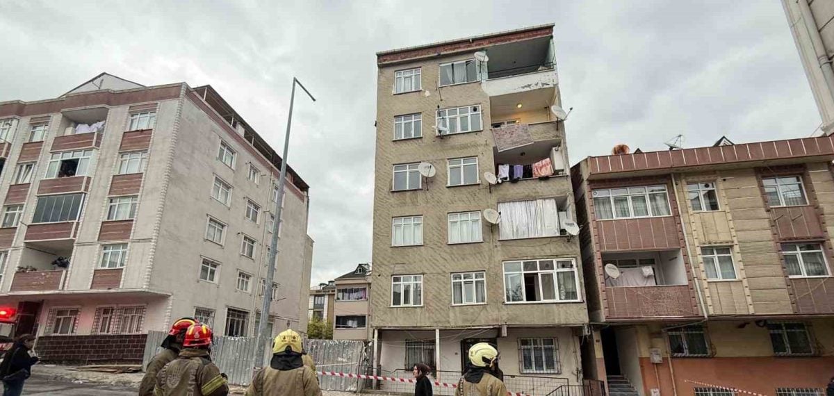 Küçükçekmece’de banyo fayans çatlaması üzerine 14 daire tahliye edildi