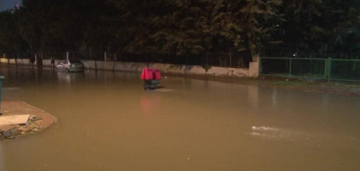Küçükçekmece’de taşan dere sitenin otoparkını ve bahçesini su altında bıraktı