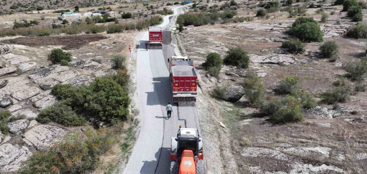 Kula’da 35 kilometrelik bağlantı yolunda soğuk asfalt çalışması hız kazandı