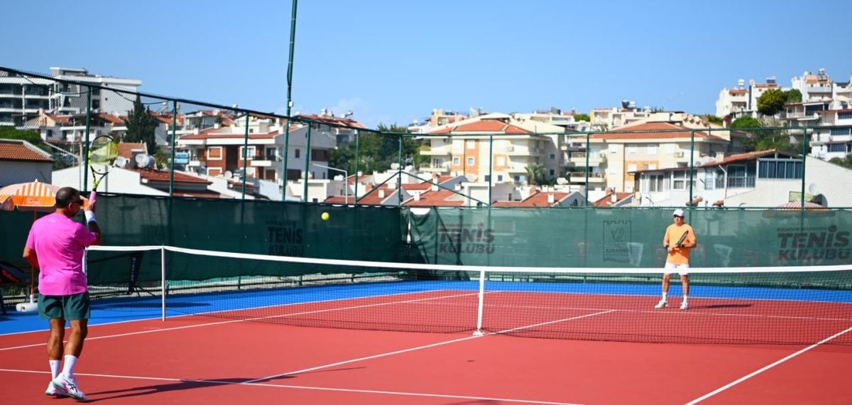 Kuşadası’nda 86 raketin katıldığı Masters Cumhuriyet Kupası başladı