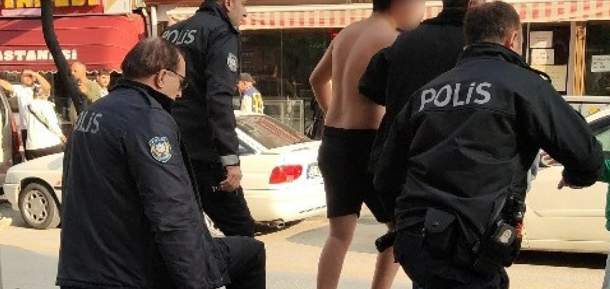 Kuşadası’nda bıçaklı şahıs mağazada etkisiz hale getirilip hastaneye götürüldü