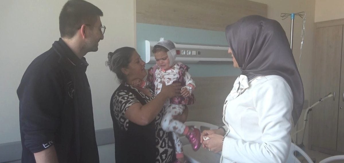 Kütahya’da 2,5 yaşındaki çocuğa ilk kez iki taraflı koklear implant uygulandı