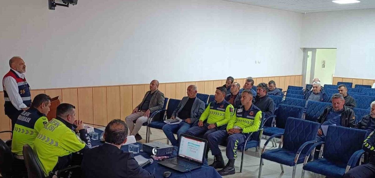 Ladik’te servis şoförlerine trafik güvenliği ve mevzuat eğitimi verildi