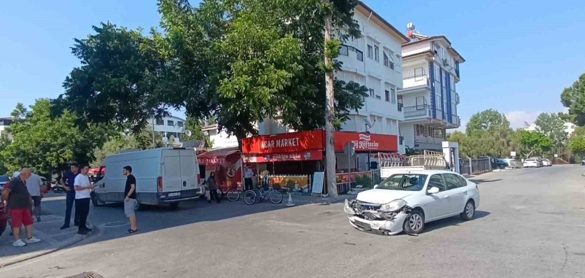 Manavgat Mithatpaşa ve Hükümet Caddesi kavşağında sürekli kazalar esnaf ve sakinleri isyan ettirdi