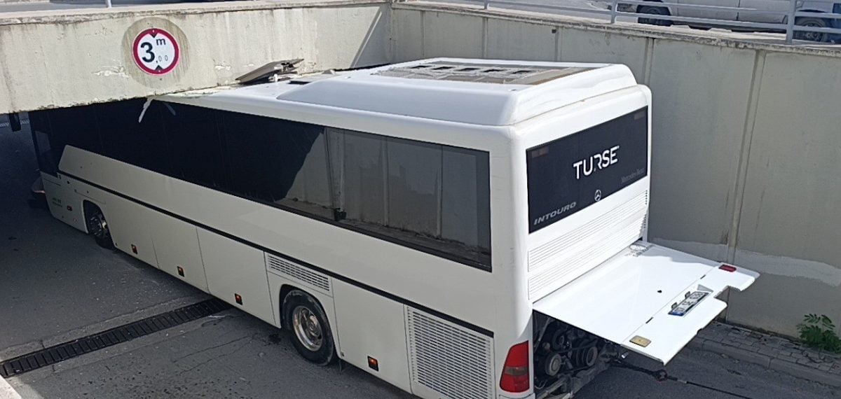 Manavgat’ta 3 metre uyarısını görmezden gelen tur otobüsü alt geçide sıkıştı