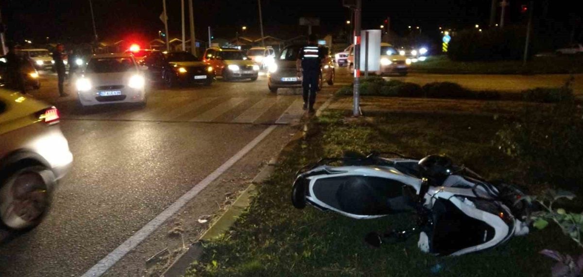 Manavgat’ta emniyet şeridindeki motosikletle otomobil çarpıştı iki yaralı