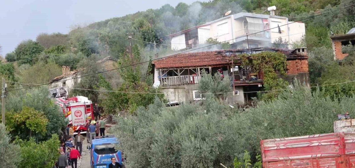 Manavgat’ta evde çıkan yangında bir kişi yaralandı ve ev kullanılamaz hale geldi