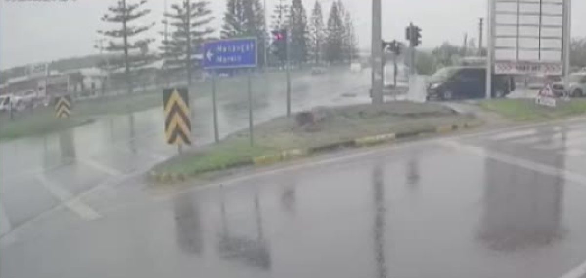 Manavgat’ta kırmızı ışık ihlali sonucu tırın karıştığı zincirleme kazada 3 yaralı
