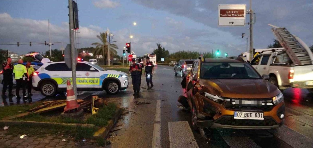 Manavgat’ta kırmızı ışık ihlali yapan kamyon iki araca çarptı, 2 yaralı