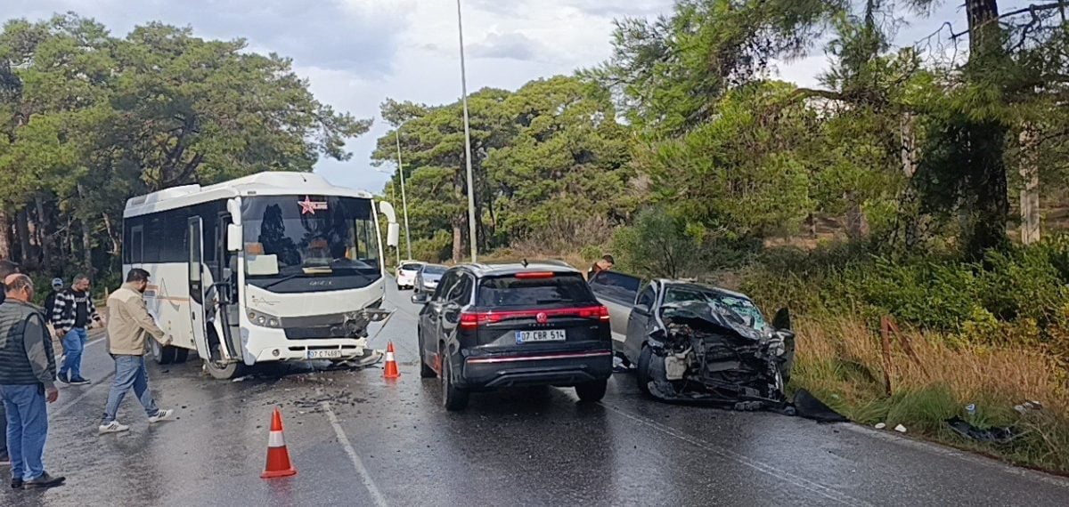 Manavgat’ta otomobil ile servis midibüsünün çarpışması sonucu sürücü yaralandı