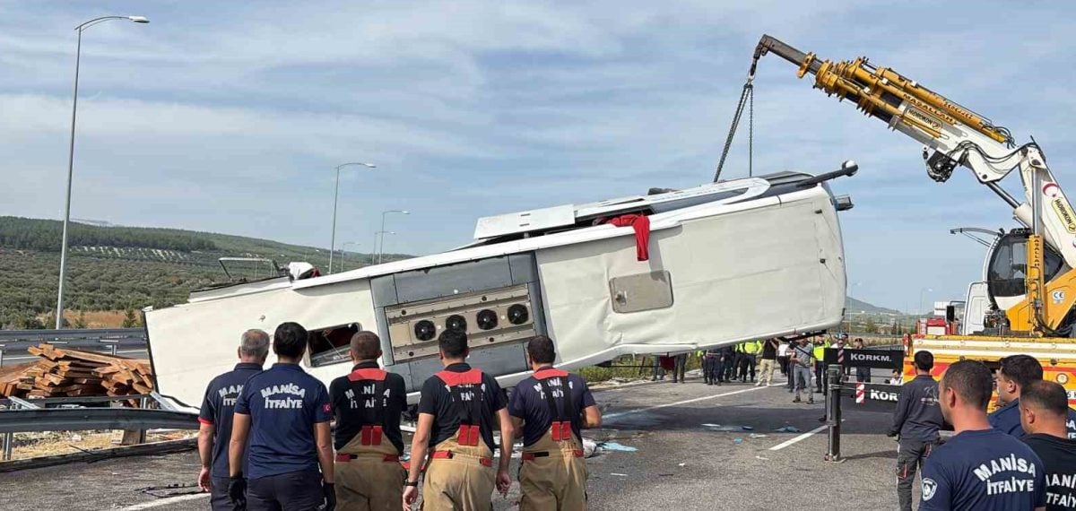 Manisa otoyolunda tur otobüsü ile çekici çarpıştı 11 kişi hayatını kaybetti