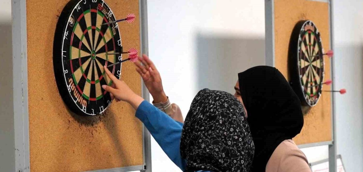 Manisa yurtlarında dart ve ebru etkinlikleri gençlere sosyal ve sportif destek sağladı