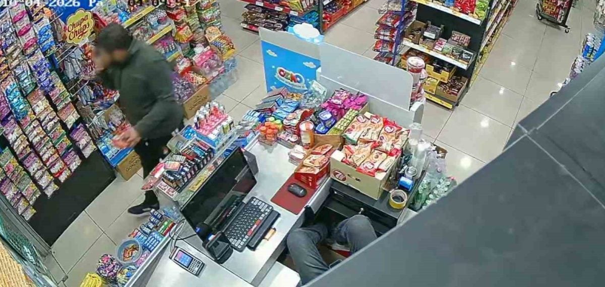 Market sahibinin kasada uyuduğu sırada hırsız rahatça ürünleri çaldı