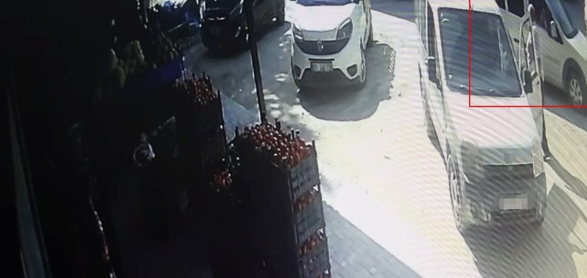 Markette alışveriş yapan şüpheli çalışır haldeki aracı alıp kaçtı, araç saat içinde bulundu