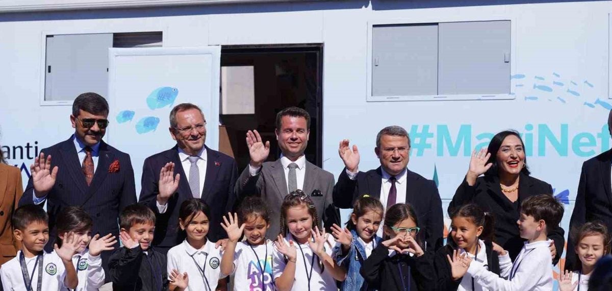 Mavi Nefes Eğitim Otobüsü Ayvalık’ta öğrencilere deniz ve teknoloji eğitimi veriyor