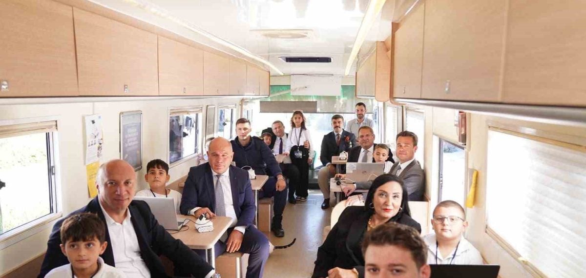 Mavi Nefes Eğitim Otobüsü Ayvalık’ta öğrencilerle buluştu