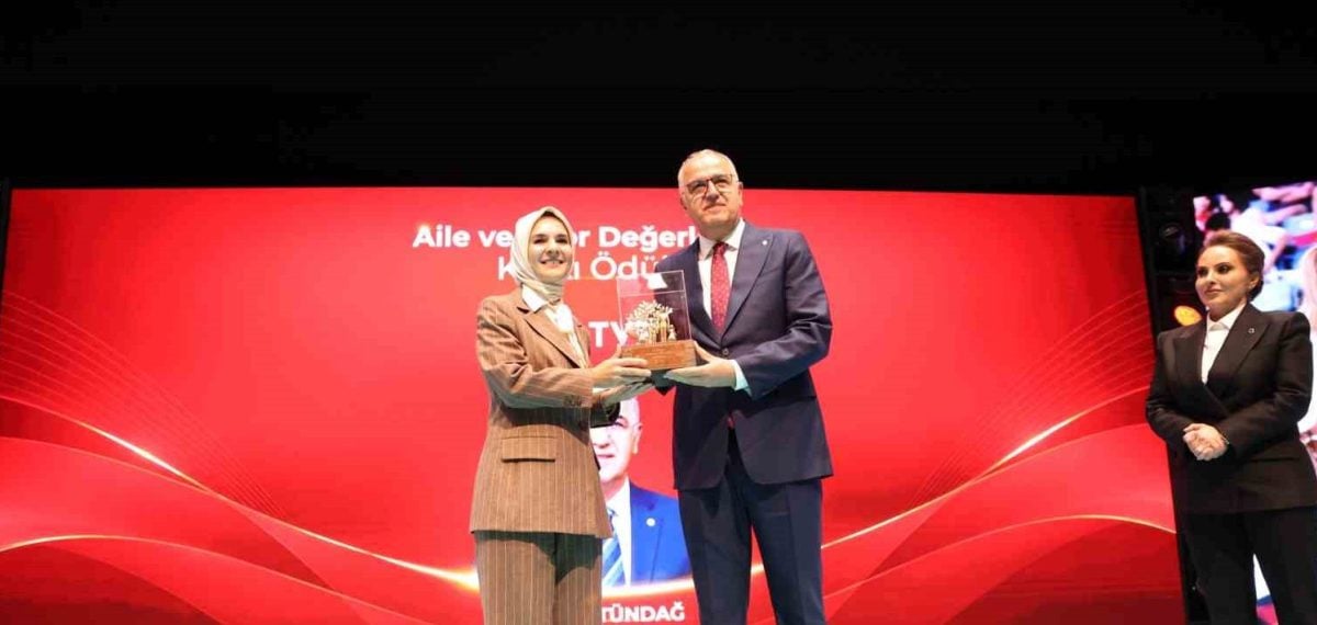 Mehmet Akif Üstündağ Aile ve Spor Değerlerine Katkı Ödülünü Aldı