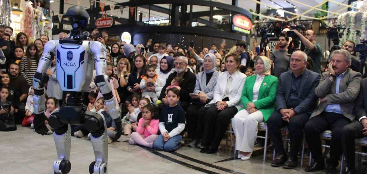 Melikgazi’de insansı robot gösterimi ve Teknofest ödül töreni ilgi gördü