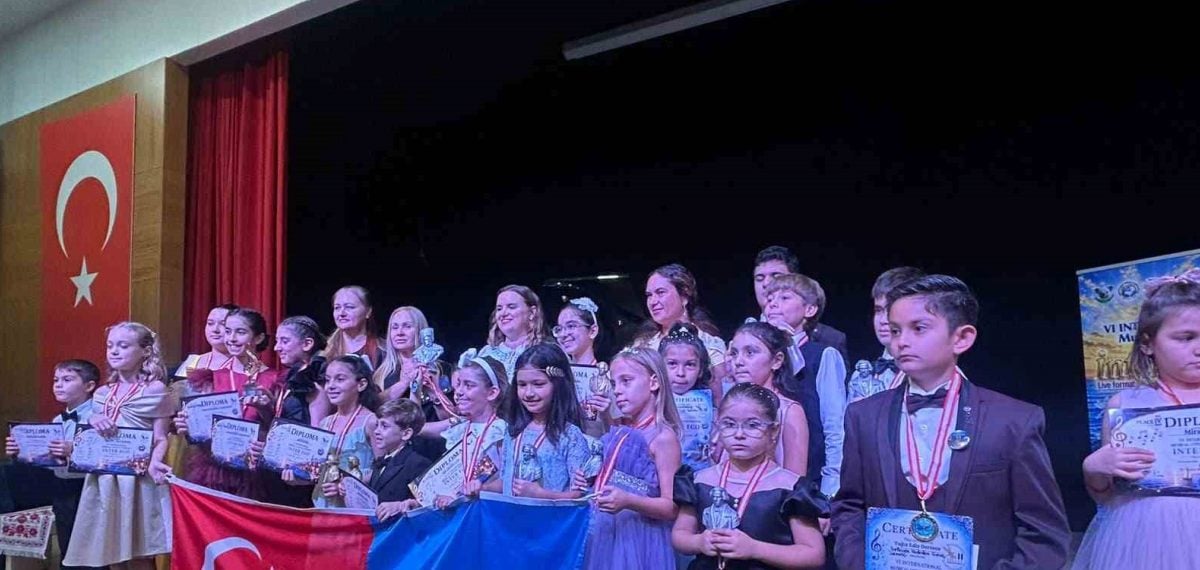 Melisa Erüstündağ Antalya’da interEgo festivalinde Honaz’ı temsil edip ödül aldı