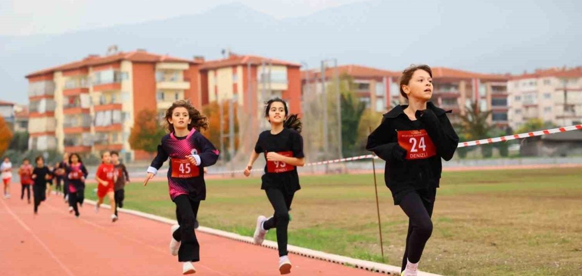 Merkezefendi’de Cumhuriyet Koşusu düzenlendi ve dereceye girenlere madalya verildi