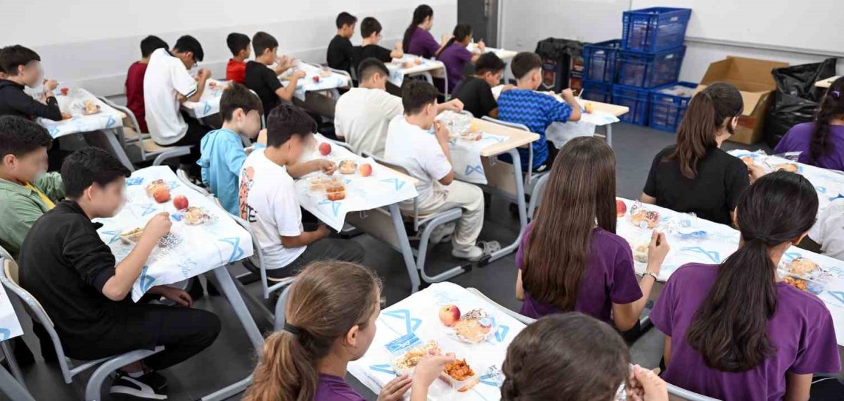 Mersin Büyükşehir her gün 3 bin öğrenciye ücretsiz öğle yemeği desteği