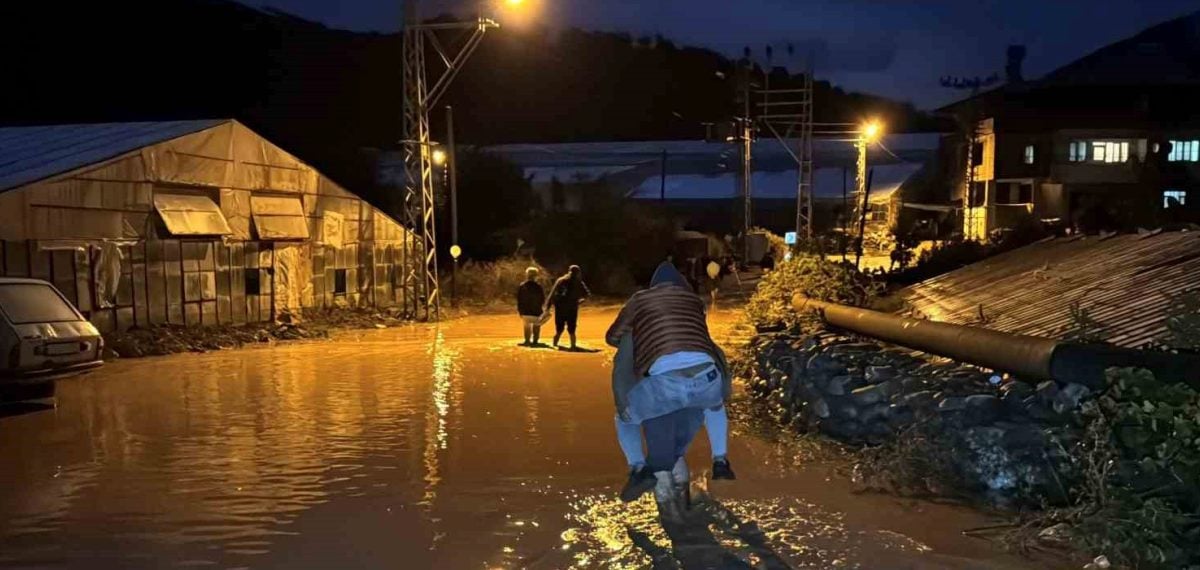 Mersin’de gece başlayan sağanak cadde ve sokakları su altında bıraktı