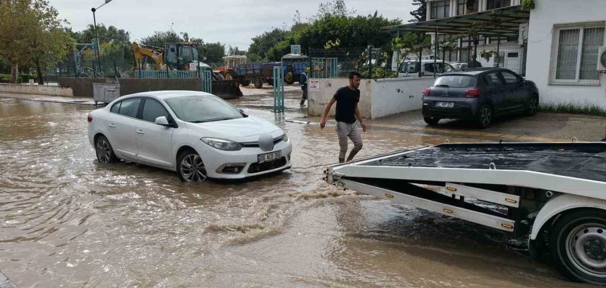 Mersin’de Silifke ve Erdemli’de etkili sağanak tarım alanlarını ve yolları vurdu