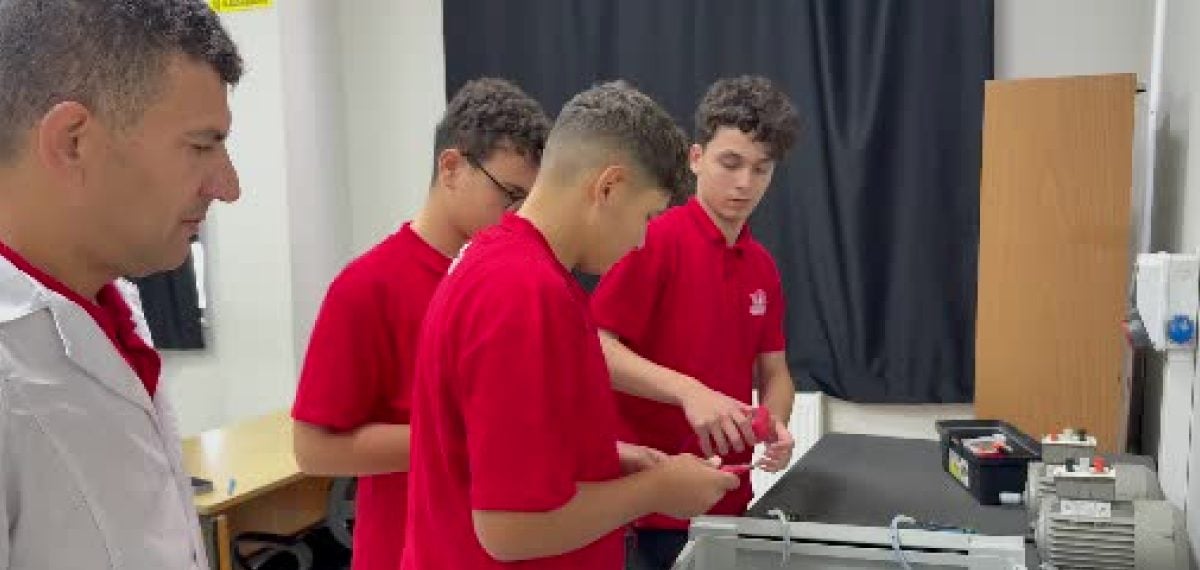 Meslek Lisesi Öğrencileri TEKNOFEST’te Elektrik Pano Yarışmasını Tek Denemede Kazandı