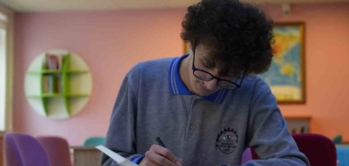 Meslek lisesi öğrencisinin dört aylık çalışmayla tamamladığı deniz temalı ilk roman