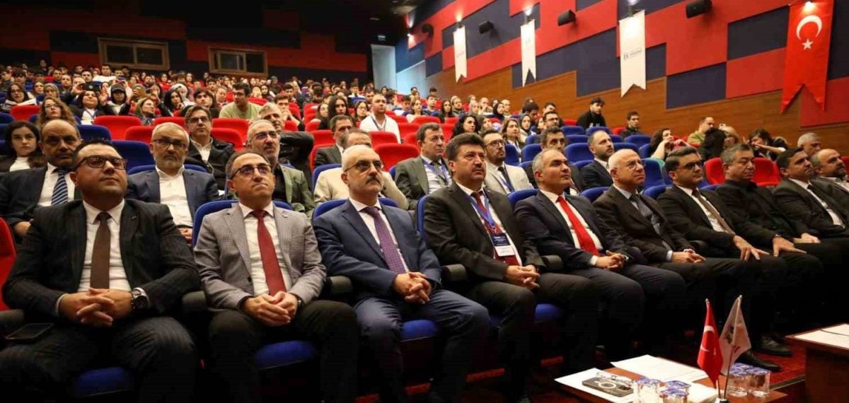 Mesleki eğitimde dijital dönüşüm ve yapay zekanın rolü konferansta tartışıldı