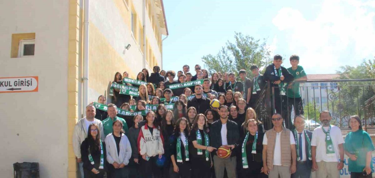 Muğlaspor heyeti ve futbolcularından Turgut Reis Anadolu Lisesi’ne ziyaret
