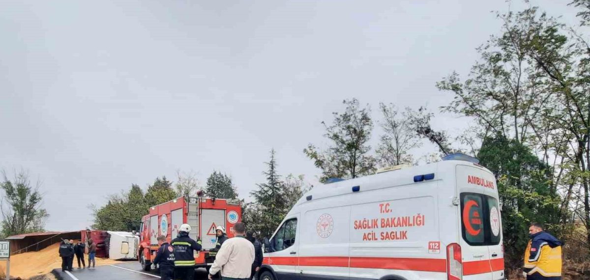 Muratlı’da kepek yüklü tırın devrilmesi sonucu yol trafiğe kapandı ve sürücü yaralandı