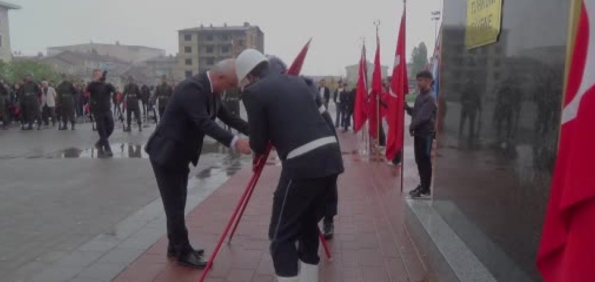 Muş’ta 103. yıl Cumhuriyet kutlamaları çelenk ve yürüyüşle başladı
