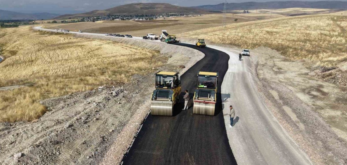 Muş’ta kırsal yollarda 115 kilometrelik BSK programının 90 kilometresi tamamlandı