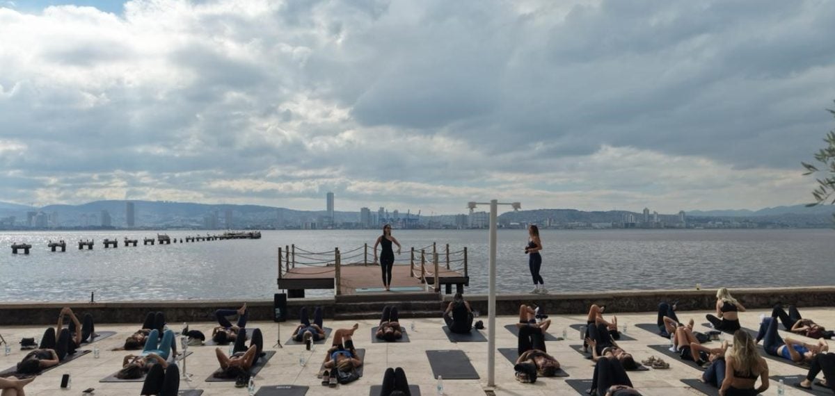 Neva Yalı ve Riva Yalı İzmir kıyısında pilatesle sosyalleşmeyi başlattı