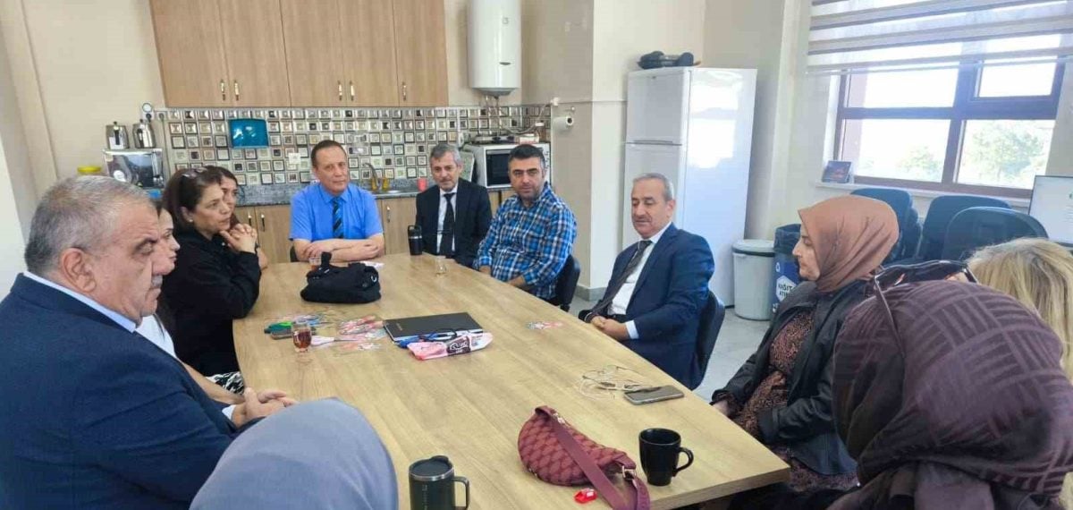 Nevzat Akbaş öğretmenlerle Safranbolu’da buluştu eğitimde hedefler konuşuldu