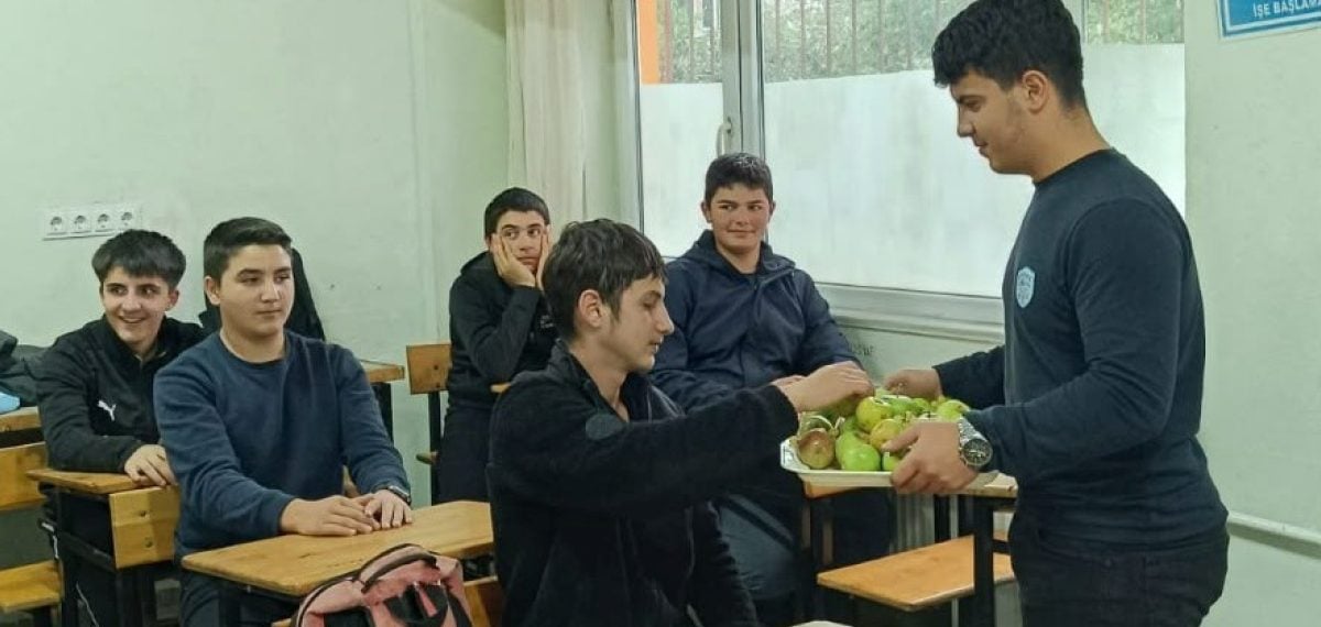 Öğrenciler öğretmenlerine meyve ikram ederek sağlıklı yaşam mesajı verdi