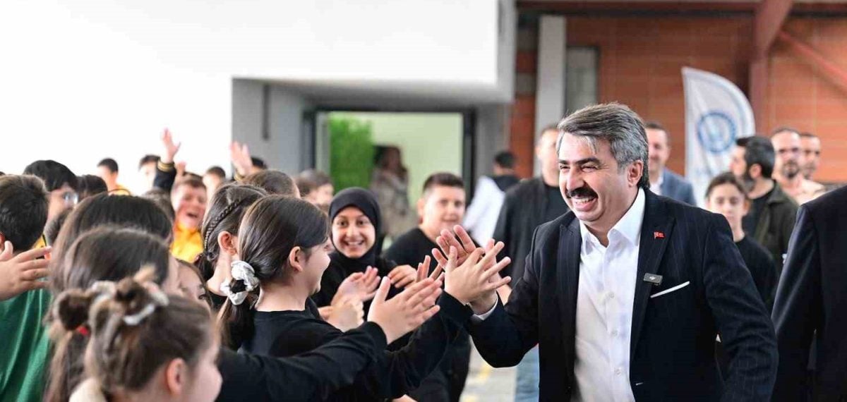 Oktay Yılmaz okul ziyaretinde öğrencilerle görüşüp eğitime destek sözü verdi