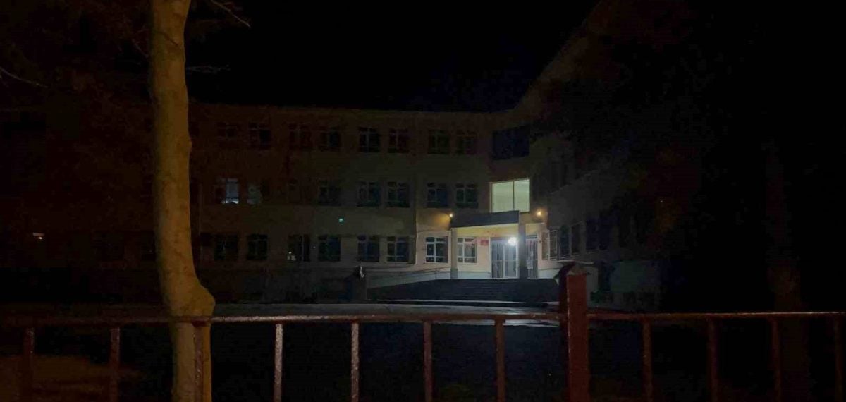 Okul bahçesindeki kavgada 17 yaşındaki genç bıçaklandı, 3 tutuklu yargılanıyor