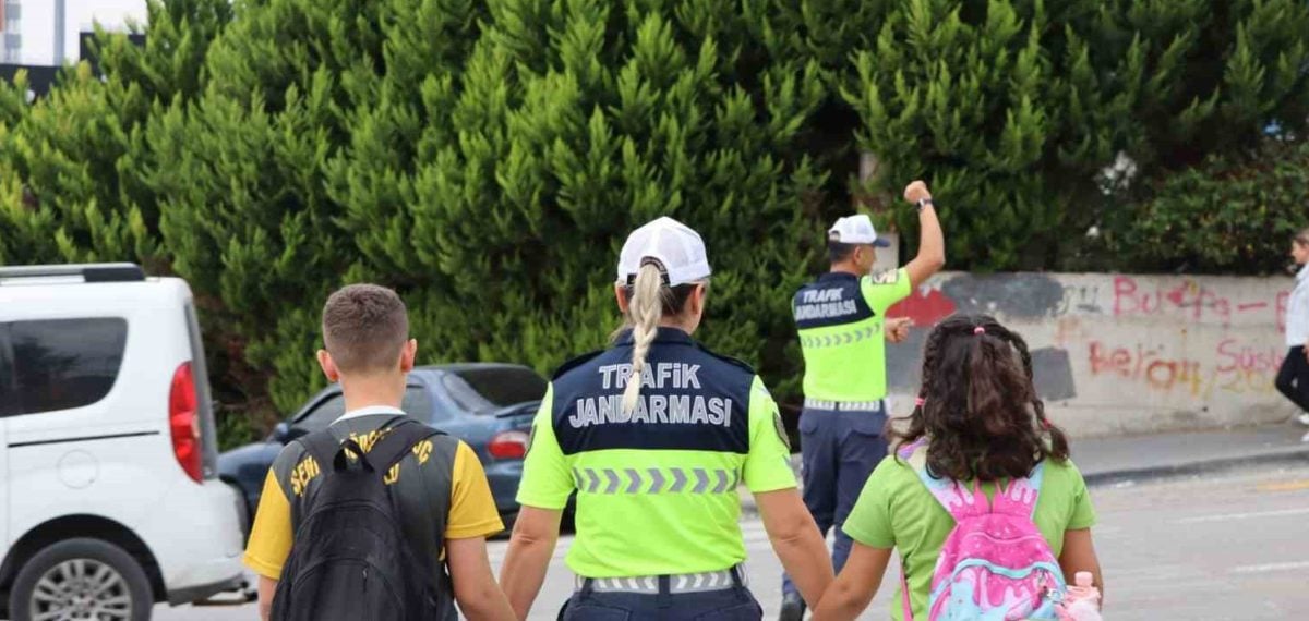 Okul çevresi denetimlerinde 19 bin 854 kişi sorgulandı, 14 aranan tespit edildi