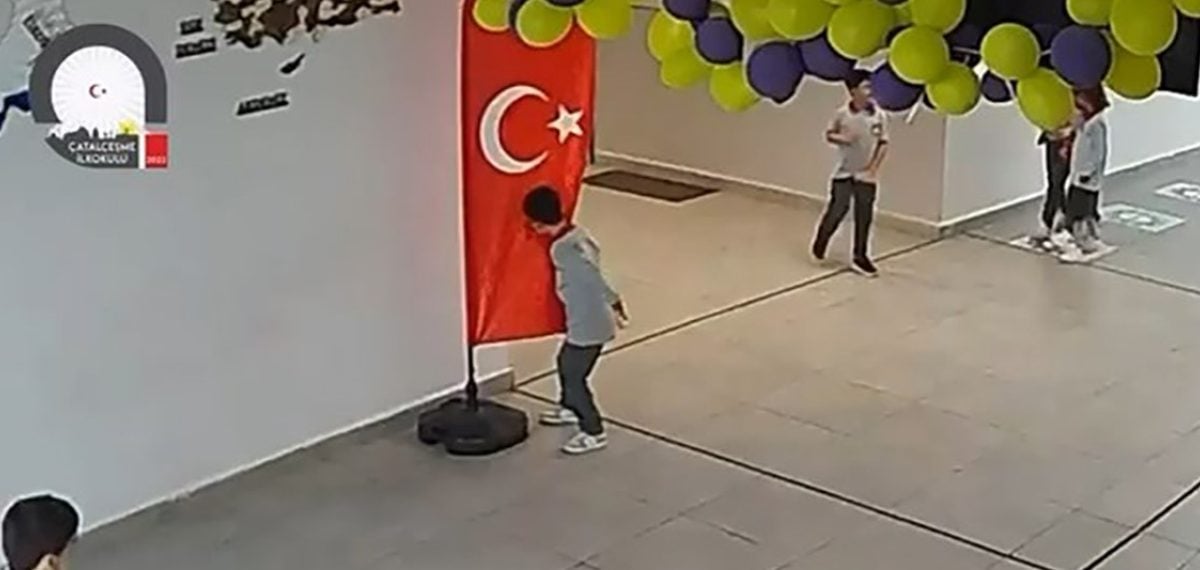 Okul koridorunda bayrağı öpen öğrenciye Milli Eğitim Müdürü ziyareti