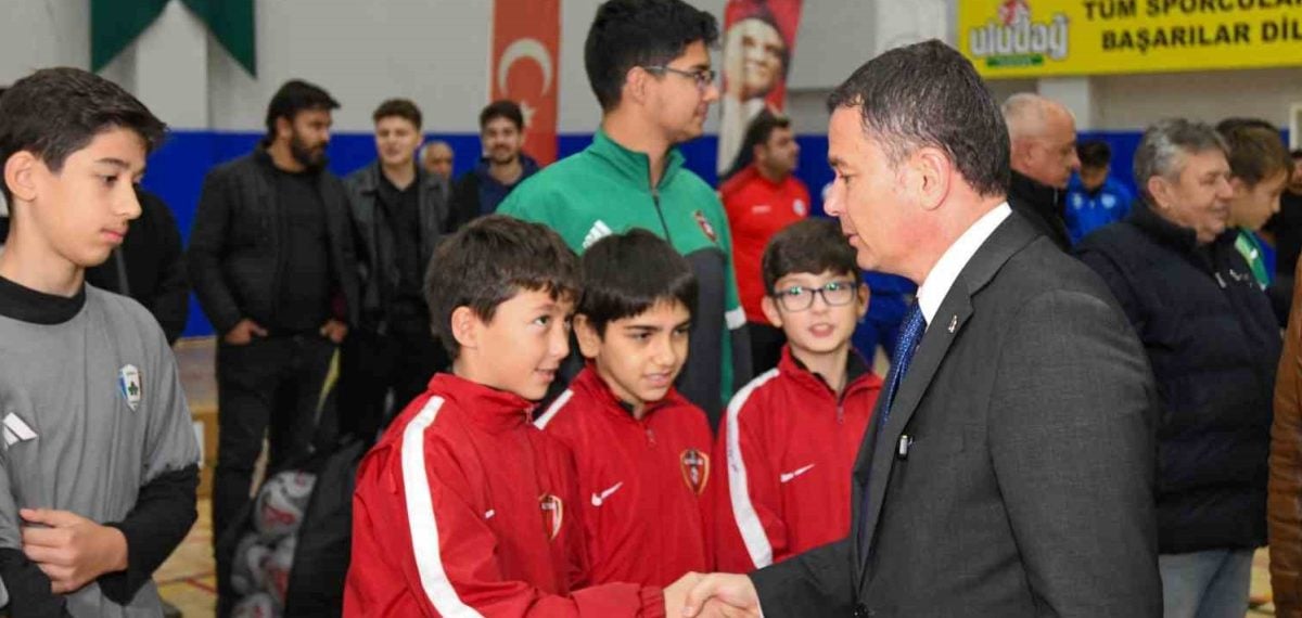 Osmangazi Belediyesi 69 amatör futbol kulübüne büyük malzeme desteği