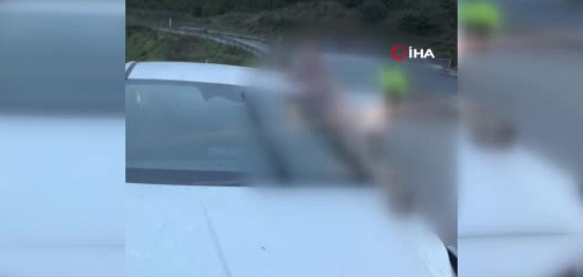 Otomobilin attan kopan bacağına çarpması sonucu üç kişi yaralandı